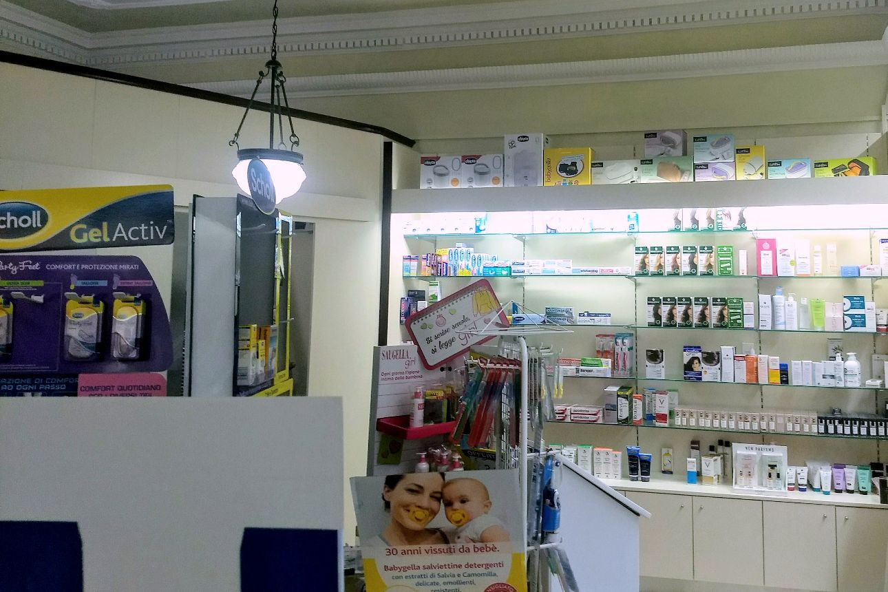 L'interno della Farmacia Scarfò con il banco e la parete a scaffali