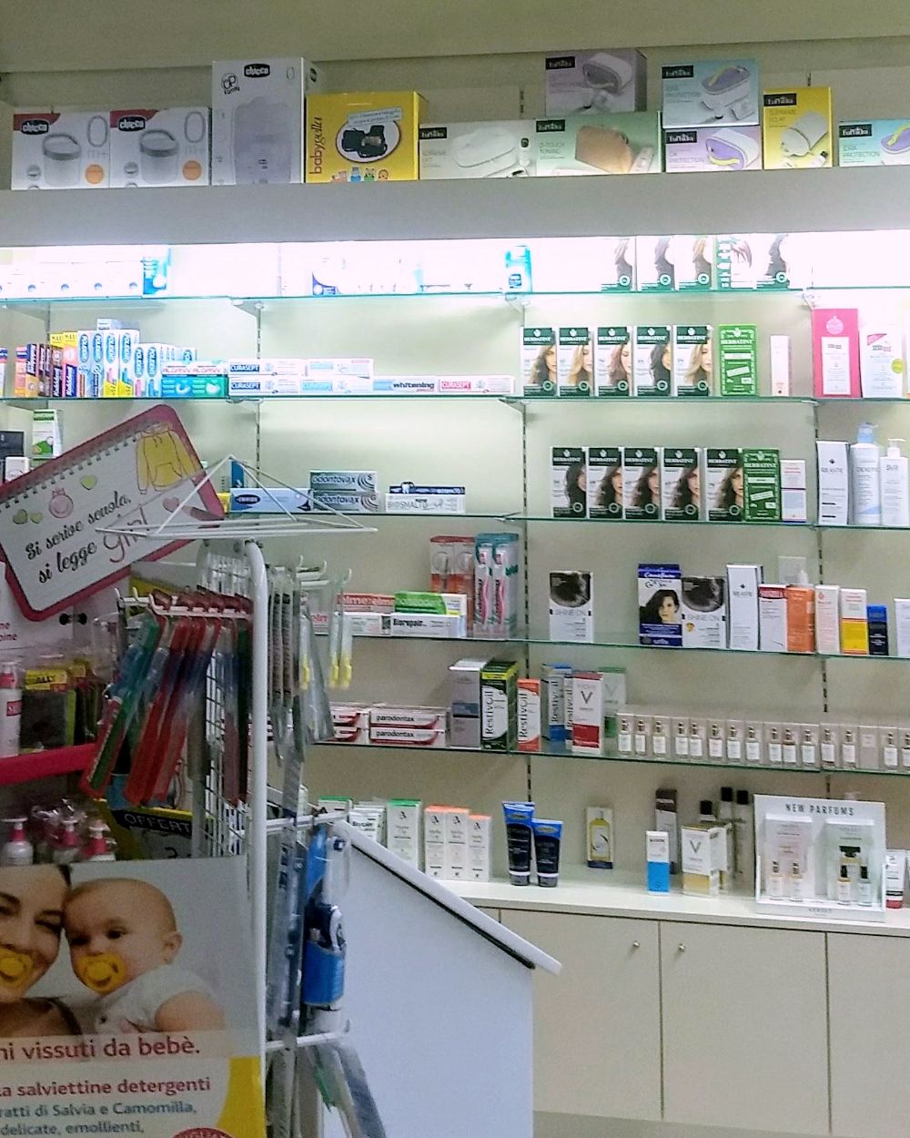 La parete a scaffali della farmacia, con prodotti per la cura della persona